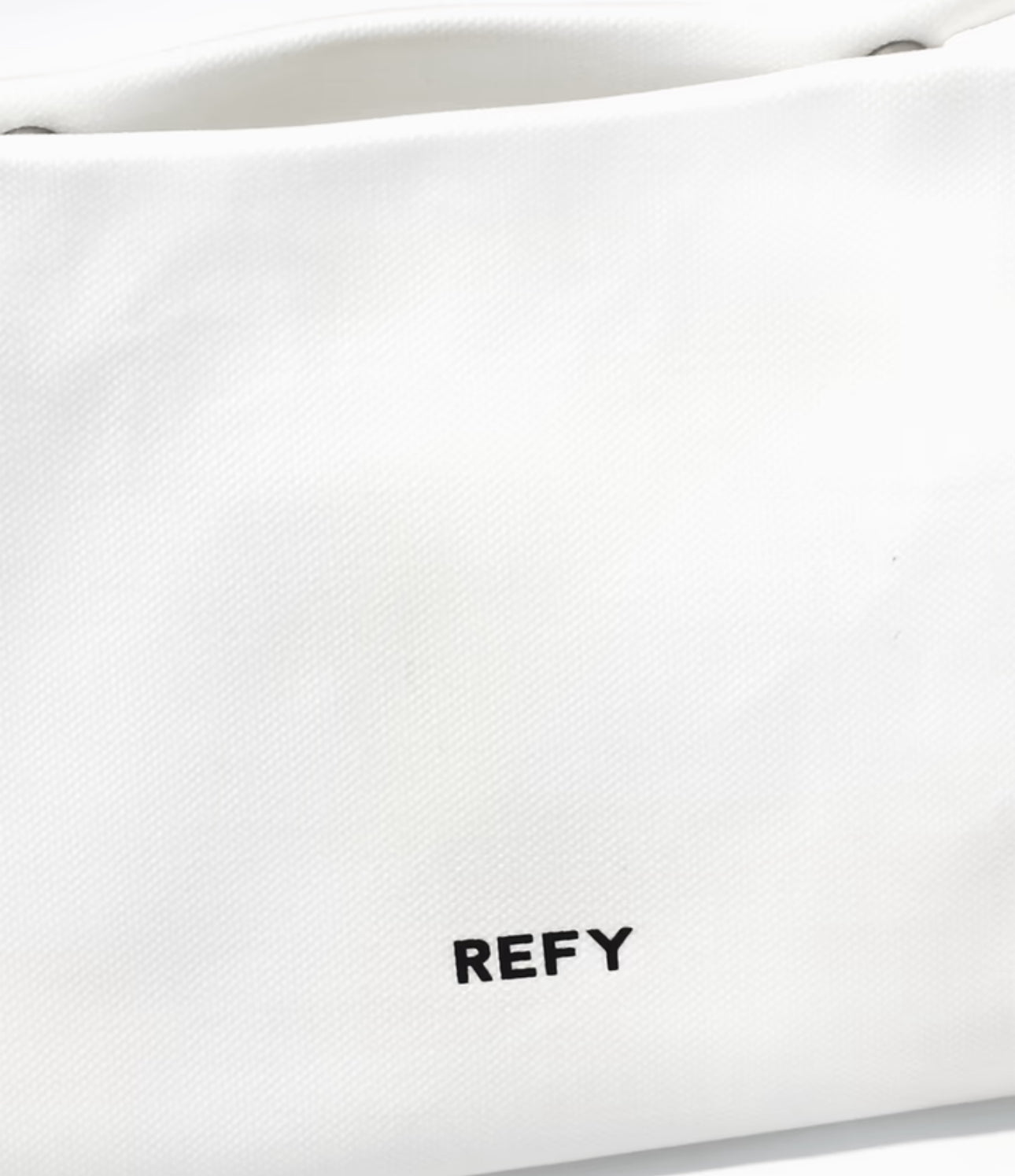 Refy REFY SIGNATURE BAG
Wipe clean makeup bag.